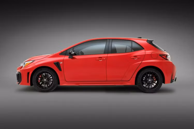 Điểm khác biệt chính giữa hộp số này với hộp số trong GR Supra và GR 86 là thay vì chuyển số dựa trên lực G và tốc độ giảm tốc, hộp số DAT sẽ tính toán đầu vào phanh và chân ga để tạo ra sự thay đổi hoàn hảo.