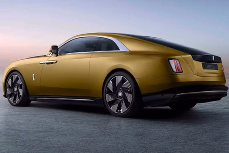 Tại Bắc Mỹ, cứ ba xe Rolls-Royce thì có một xe được cá nhân hóa, điều này đã thúc đẩy thương hiệu mở một Văn phòng riêng độc quyền tại New York, nơi khách hàng có thể thiết kế những chiếc xe mơ ước của mình.