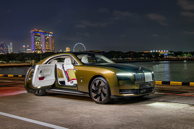 Rolls-Royce dường như tự tin để tiến thẳng lên xe điện mà không cần hybrid làm bước đệm như một số thương hiệu. Hiện Spectre là mẫu xe điện duy nhất của hãng và trong tương lai hãng sẽ sớm có thêm một mẫu crossover cỡ lớn và một mẫu xe điện Rolls-Royce thay thế Phantom.