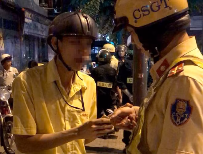 "Ma men" dung mu bao hiem tan cong canh sat giao thong