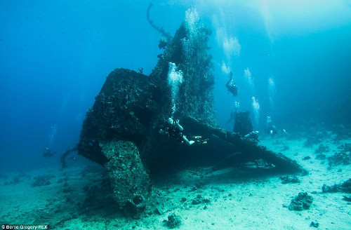 Tàu hơi nước Carnatic của Anh bị mắc cạn vào năm 1869.