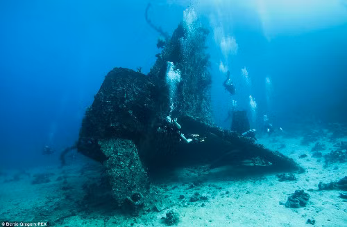 Tàu hơi nước Carnatic của Anh bị mắc cạn vào năm 1869.