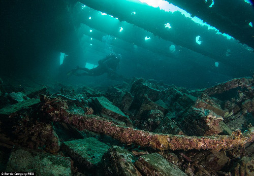 Rất nhiều hàng hóa của tàu Chrisoula K bị đắm còn tồn tại.