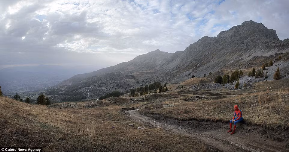 Ý tưởng này chợt đến khi Benoit Lapray đi dạo quanh dãy Alps, không gian rộng lớn mặc sức để sáng tạo đã khiến Benoit nảy ra suy nghĩ, nếu là một siêu anh hùng họ sẽ làm gì khi không phải liều mình cứu thế giới.