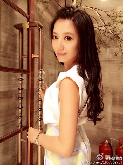 Xem thêm một số hình ảnh khác về cô giáo xinh đẹp, tận tâm này.