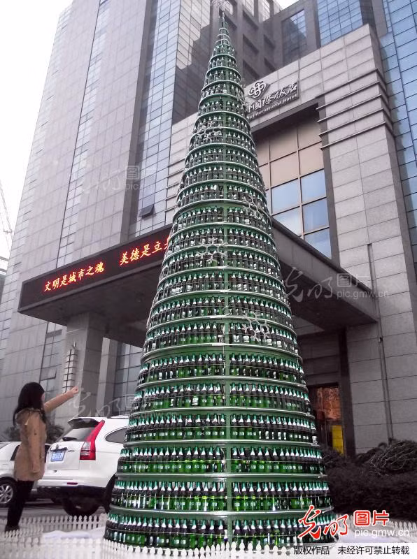 Năm ngoái, một cây thông Noel cao 10m (22 tầng) làm hoàn toàn từ hơn 1000 chai bia ở Thường Châu, tỉnh Giang Tô, Trung Quốc đã thực sự thu hút được đông đảo sự chú ý của dư luận. Đặc biệt vào buổi tối, nhờ hệ thống ánh sáng mà cây thông bia này càng trở nên gây chú ý hơn.
