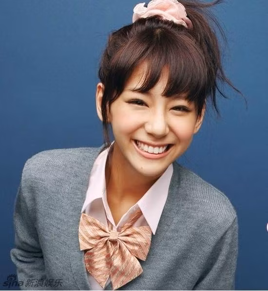 "Cô ấy sở hữu gương mặt có những nét đẹp phi giới tính, thu hút cả nam và nữ, thật tuyệt vời", một cư dân mạng bình luận.