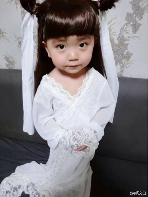 Với đôi mắt to tròn, gương mặt đáng yêu, ngây thơ và nước da trắng hồng, Meng Meng đã chiếm trọn cảm tình của cư dân mạng.