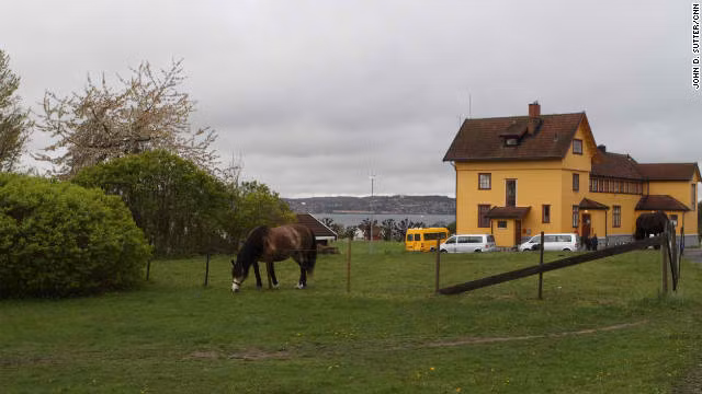 Bastøy (Bastoy, Na Uy) mang dáng vẻ của một góc thiên đường với những dịch vụ ẩm thực, cưỡi ngựa, trượt tuyết lý thú. Các tù nhân thậm chí không phải ở trong phòng giam mà là “nghỉ ngơi” ở những ngôi nhà gỗ thơ mộng.