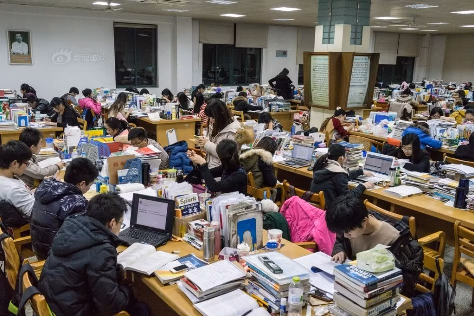 Và những hình ảnh trên vẫn sẽ tái diễn nếu nhà trường không có những biện pháp cải thiện cơ sở vật chất khi hiện tượng quá tải này vẫn hàng ngày xảy ra.