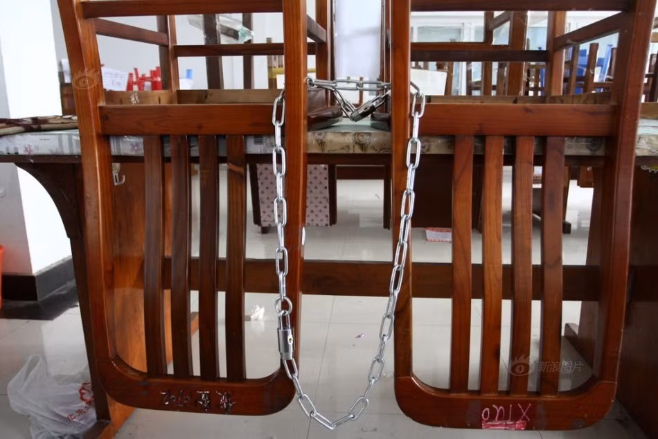 Bức ảnh này được chụp tại một trường đại học tại Vũ Hán, Trung Quốc, nơi mà các sinh viên muốn học lên sau đại học phải dùng xích sắt để khóa bàn, xích ghế lại nhằm ngăn chặn bị kẻ đến trước chiếm chỗ.
