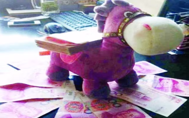 Cũng trong năm ngoái, trước khi bước sang năm Ngựa, món quà Giáng sinh phổ biến nhất Trung Quốc là chú ngựa cõng trên lưng cả chục ngàn Nhân dân tệ cũng nhận được sự quan tâm của đông đảo dư luận nước này.