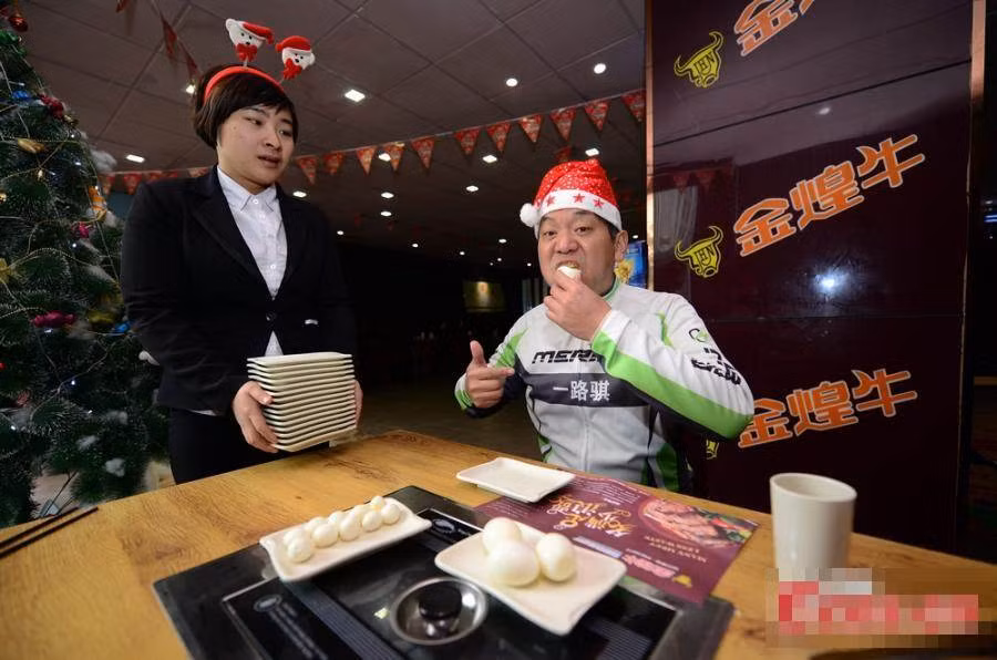 Đầu đội mũ ông già Noel, người đàn ông tên Pan này yêu cầu nhân viên nhà hàng cung cấp 150 quả trứng chim cút và 10 quả trứng gà luộc đã bóc vỏ để thử thách bản thân.