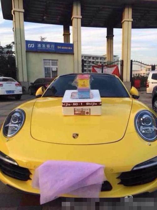 Có vẻ giàn siêu xe sang trọng không khiến công việc kinh doanh trở nên khởi sắc. Sau ba ngày, các nữ sinh Trung Quốc này chỉ bán được 1/4 số hàng trị giá 7.000 tệ (khoảng 25 triệu đồng), chưa kể chi phí nhiên liệu xe, hộp giấy...