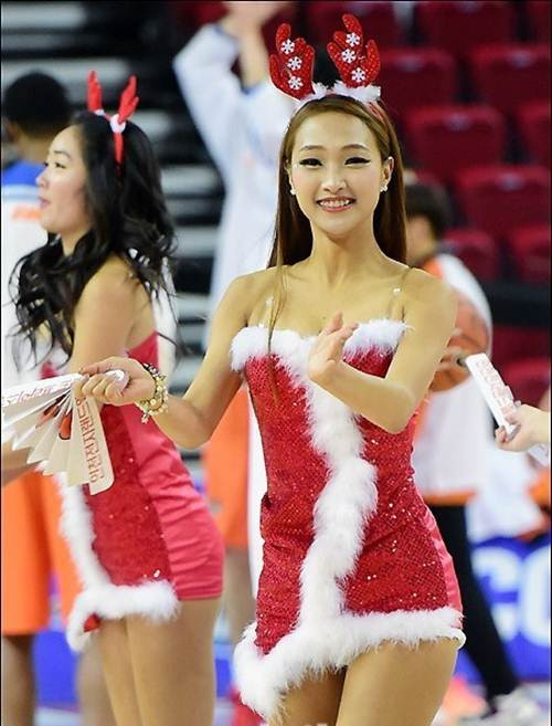 Bộ đồ trắng đỏ ngắn và bó sát làm nổi bật những đường cong thanh xuân.