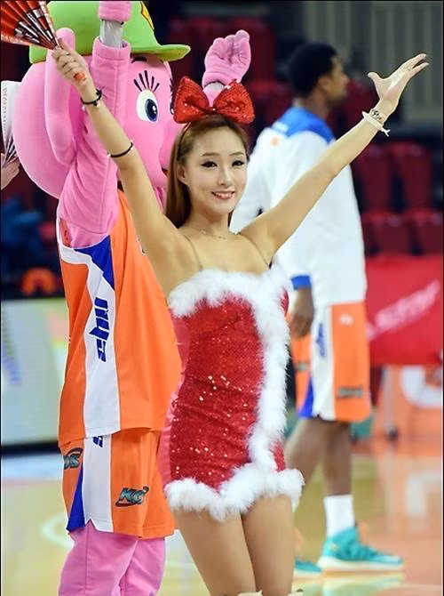 Sân vận động trong nhà Incheon ở Hàn Quốc vừa diễn ra trận tranh tài quyết liệt ở giải bóng rổ chuyên chiệp nước này và những cô nàng xinh đẹp của đội cổ vũ khiến cả khán đài vỡ tung vì màn cổ động đáng yêu và sôi nổi.