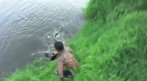 Nhiếp ảnh gia may mắn thoát chết trong gang tấc.