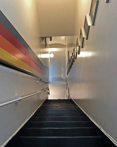 Nỗi sợ đi xuống cầu thang: Có thể nỗi sợ này xuất phát từ nỗi sợ độ cao (acrophobia) khi những người mắc hội chứng này cảm thấy sợ hãi mỗi lần đi xuống cầu thang.