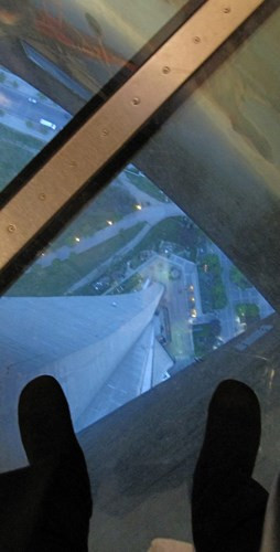 Nỗi sợ đứng trên nền kính: Nỗi sợ này có lẽ cũng bắt nguồn từ nỗi sợ độ cao khi nhiều người cảm thấy run chân mỗi lần đứng trên những cây cầu bằng kính.