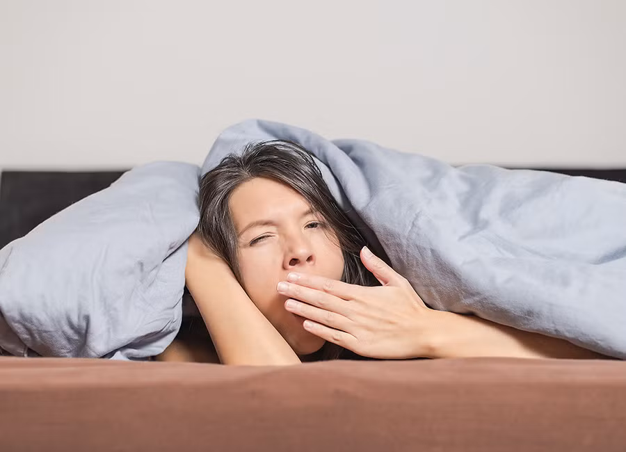 Những biểu hiện này đặc biệt dễ thấy ở phụ nữ. Bạn có thể thích nằm nhà, cuộn mình trong chăn, nhâm nhi rượu vang và sô cô la. Chính điều tưởng là vui thú đó lại đang gặm nhấm bạn, làm trầm trọng hơn chứng buồn bã trong mùa thu.