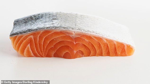 Một đánh giá tổng hợp 26 nghiên cứu cho thấy việc tăng lượng axit béo omega-3 bằng cách ăn nhiều cá giúp giảm trầm cảm theo mùa xuống khoảng 17%. Cá hồi, cá mòi và cá thu chứa nhiều axit béo có lợi và các vitamin tăng cường miễn dịch. Hạt ngũ cốc, quả bơ, cây thì là, hương thảo và sô cô la đen cũng hữu ích.