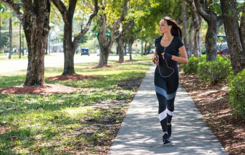 Dành thời gian ngoài trời đã được chứng minh là tăng cường khả năng miễn dịch đối với các vấn đề của mùa thu đông và giúp giảm các triệu chứng căng thẳng, lo âu và trầm cảm mùa thu. Đi bộ 30 phút mỗi ngày, tốt nhất là trong công viên, khu vực rừng cây, hoặc dọc bờ biển.