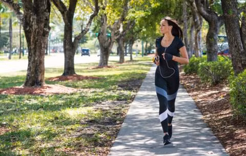 Dành thời gian ngoài trời đã được chứng minh là tăng cường khả năng miễn dịch đối với các vấn đề của mùa thu đông và giúp giảm các triệu chứng căng thẳng, lo âu và trầm cảm mùa thu. Đi bộ 30 phút mỗi ngày, tốt nhất là trong công viên, khu vực rừng cây, hoặc dọc bờ biển.