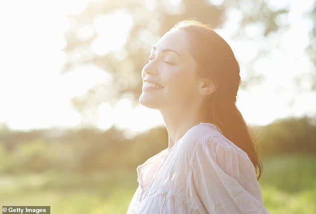 Ở ngoài trời trong những tháng mùa thu giúp bạn hấp thụ những tia nắng cuối cùng, điều này cũng có thể tăng cường hệ miễn dịch và sức khỏe tâm thần. Nếu bạn mắc kẹt trong văn phòng với ánh sáng nhân tạo cả ngày, uống một loại vitamin tổng hợp với thành phần vitamin D.