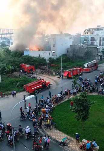 Chay no kinh hoang giua KDC, nguoi dan thao chay hon loan-Hinh-2