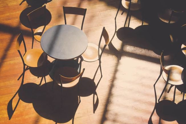 Quán cà phê cũng là một trong những nơi tích tụ nhiều loại vi khuẩn do nhiều người hay lui tới. Các chuyên gia khuyến cáo rằng bạn nên rửa sạch tay trước và sau khi đến những nơi như vậy.