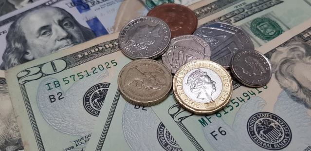 Theo một số nghiên cứu, tiền thậm chí còn chứa nhiều vi khuẩn hơn cả nhà vệ sinh. Tiền giấy hoặc đồng xu có thể chứa các vi khuẩn như salmonella, E. coli và staphylococcus aureus, có thể gây nên những bệnh nghiêm trọng. Hãy rửa sạch tay sau khi chạm vào tiền và tránh tiếp xúc với mắt, mũi, miệng để tránh bất kỳ sự lây nhiễm nào.