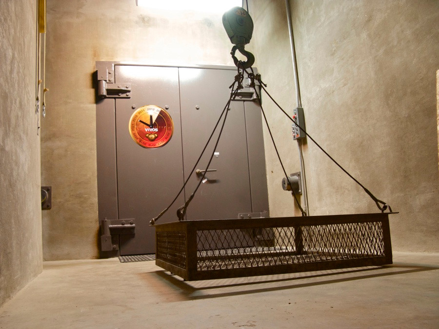 Một chiếc cần cẩu được sử dụng để tiếp tế hàng hóa và nhu yếu phẩm từ mặt đất. Hầm trú ẩn có hệ thống lọc không khí khép kín, cho phép bảo vệ những người bên trong khỏi các tác nhân sinh, hóa học, biến nó thành nơi lý tưởng để trốn đại dịch Covid-19. Ảnh: Terravivos.