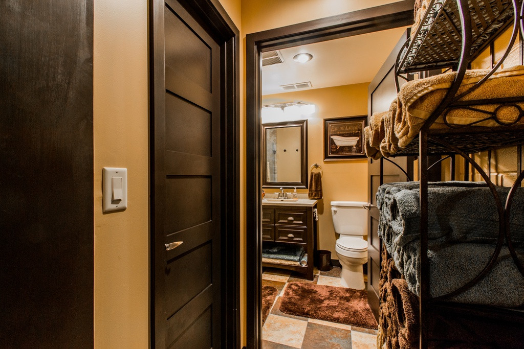 Một góc phòng tắm với các khăn tắm được xếp ngăn nắp trên kệ. Mỗi hầm trú ẩn gia đình có chiều rộng 7,9 m, dài 18 - 24 m, đủ không gian lưu trú cho gia đình khoảng 10 người. Nội thất bên trong có thể trang trí theo yêu cầu của khách hàng với chi phí khoảng 40.000 USD hoặc cao hơn. Ảnh: Terravivos.