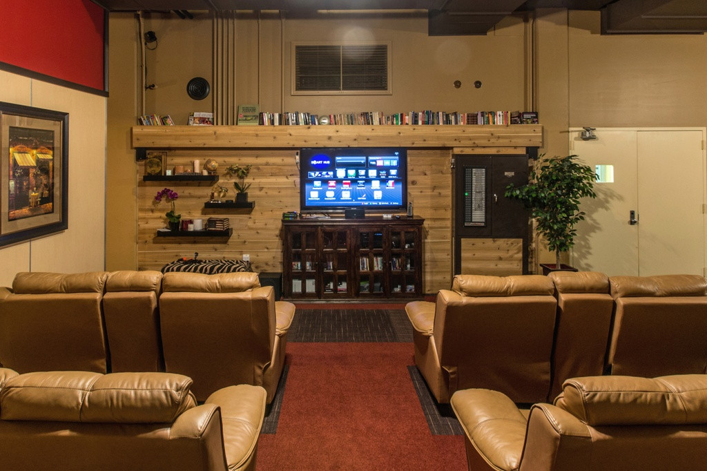 Khu vực giải trí với màn hình TV lớn cùng rất nhiều sách, ghế sofa được bọc da sang trọng. Hầm trú ẩn được bố trí sâu trong lòng đất, cho phép người ở bên trong tránh được gần như mọi thảm họa trên mặt đất. Ảnh: Terravivos.