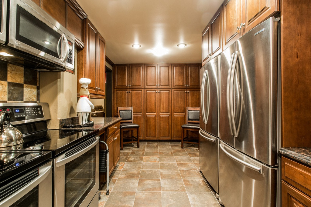 Một góc không gian bếp sang trọng. Robert Vicino, người sáng lập, giám đốc điều hành Vivos Group, một công ty có trụ sở tại California, chuyên xây dựng các hầm trú ẩn dưới lòng đất được thiết kế để chống lại các thảm họa, cho biết công ty đã ghi nhận sự gia tăng doanh số kể từ khi dịch bệnh bùng phát. Ảnh: Terravivos.