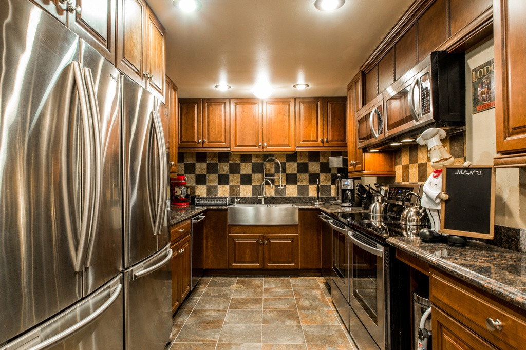 Không gian bếp sang trọng với hệ thống tủ lạnh cỡ lớn, lò vi sóng đáp ứng đủ mọi nhu cầu chế biến thực phẩm. Dự trữ thực phẩm trong hầm đủ dùng trong một năm mà không cần tiếp tế từ bên ngoài. Ảnh: Terravivos.