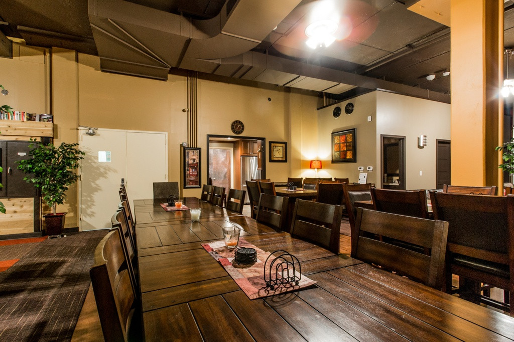 Khu vực phòng ăn được thiết kế sang trọng, tạo không gian ấm cúng tương tự như các nhà hàng hạng sang trên mặt đất. Những hầm trú ẩn này được thiết kế với khả năng chống lại các thảm họa tự nhiên và nhân tạo. Ảnh: Terravivos.