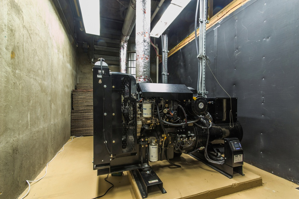 Hầm trú ẩn có máy phát điện riêng, đảm bảo cung cấp điện năng trong trường hợp hệ thống điện lưới sụp đổ do thảm họa. Theo Vivos, hầm trú ẩn được thiết kế nội thất theo tiêu chuẩn khách sạn 4 sao. Ảnh: Terravivos.