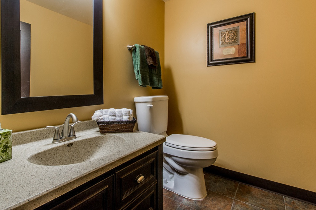 Phòng tắm sang trọng với lavabo bằng đá. Vivos đã chuyển đổi các boongke thời Chiến tranh Lạnh ở Indiana thành nơi trú ẩn cho 80 người và đang cung cấp 575 boongke trong một kho vũ khí trong Thế chiến II bị bỏ hoang ở South Dakota. Ảnh: Terravivos.