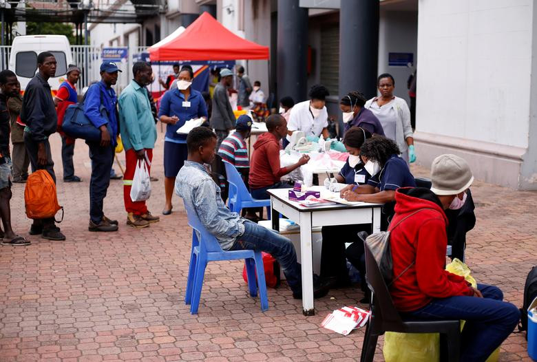 Các nhân viên y tế kiểm tra sức khỏe cho những người vô gia cư trước khi họ được đưa tới nơi trú ẩn ở Durban, Nam Phi, ngày 27/3.