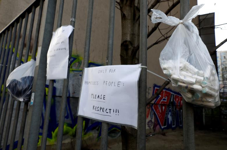 Một số đồ dùng được cung cấp riêng cho những người vô gia cư ở Berlin, Đức, ngày 27/3.