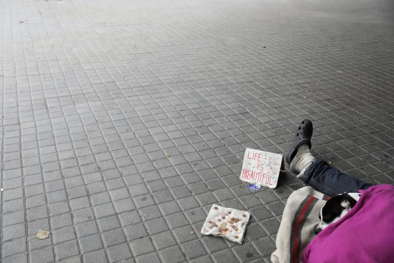 Alessandro đến từ Italy ngồi trước lối vào một siêu thị tại Barcelona, Tây Ban Nha, ngày 24/3. Mời độc giả xem thêm video: Cách nhận biết người có biểu hiện nhiễm virus corona (Nguồn video: VTC1)