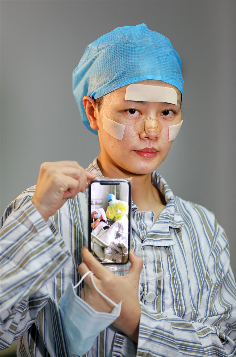 Hinh anh y bac si tuyen dau chong Covid-19 o Trung Quoc gay xuc dong