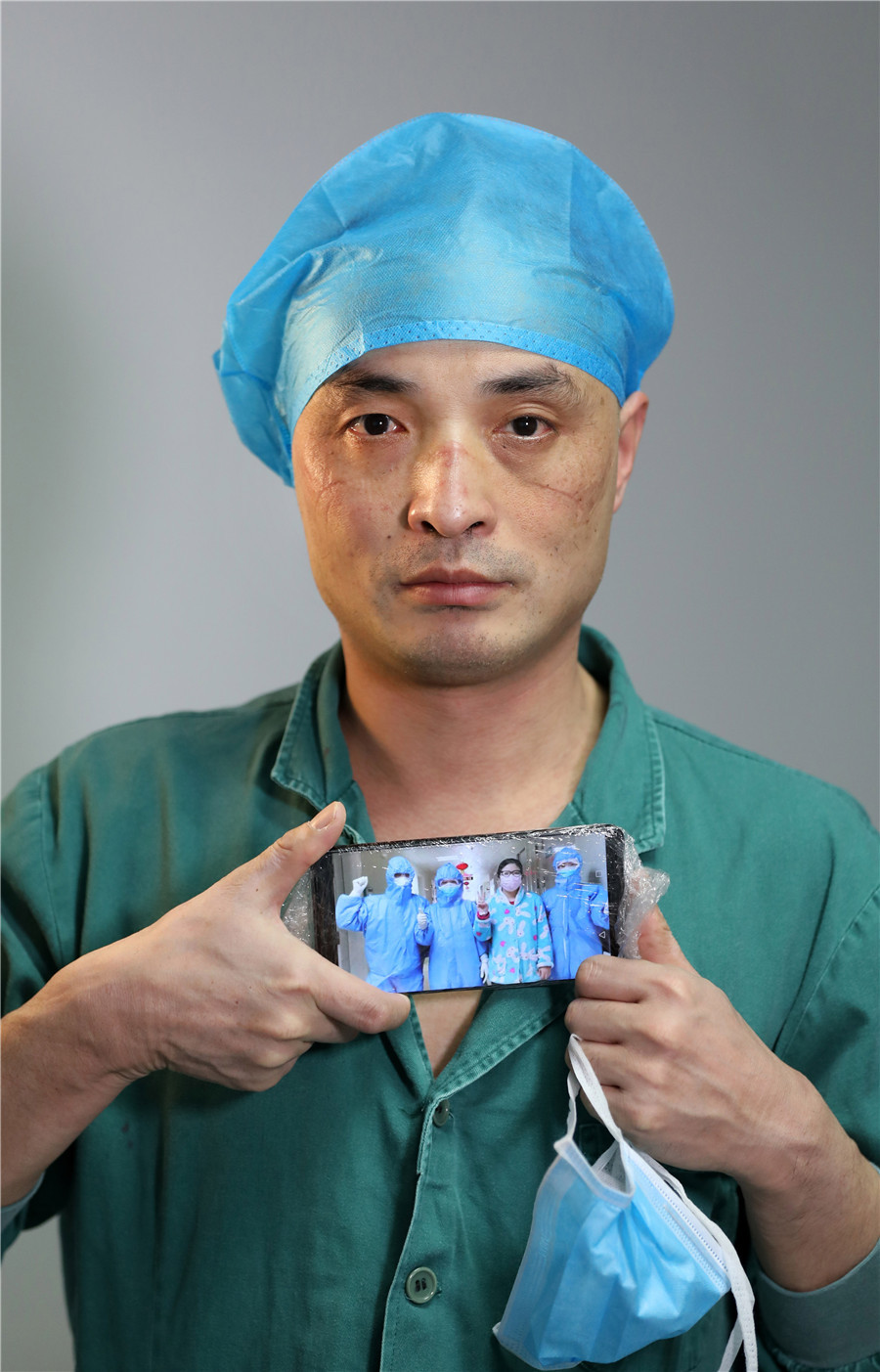 Hinh anh y bac si tuyen dau chong Covid-19 o Trung Quoc gay xuc dong-Hinh-8