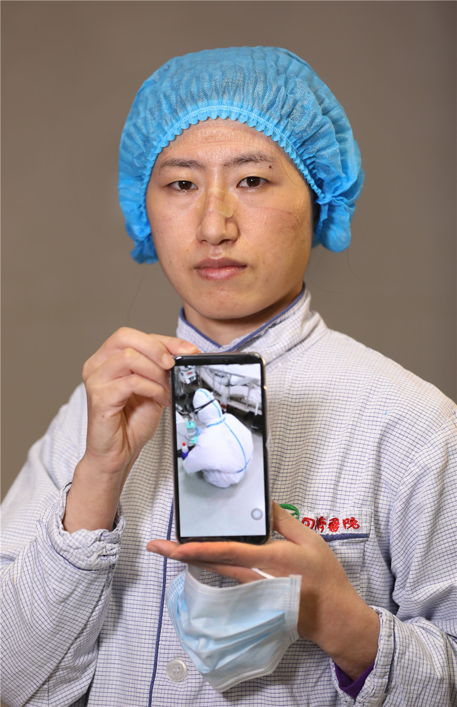 Hinh anh y bac si tuyen dau chong Covid-19 o Trung Quoc gay xuc dong-Hinh-6