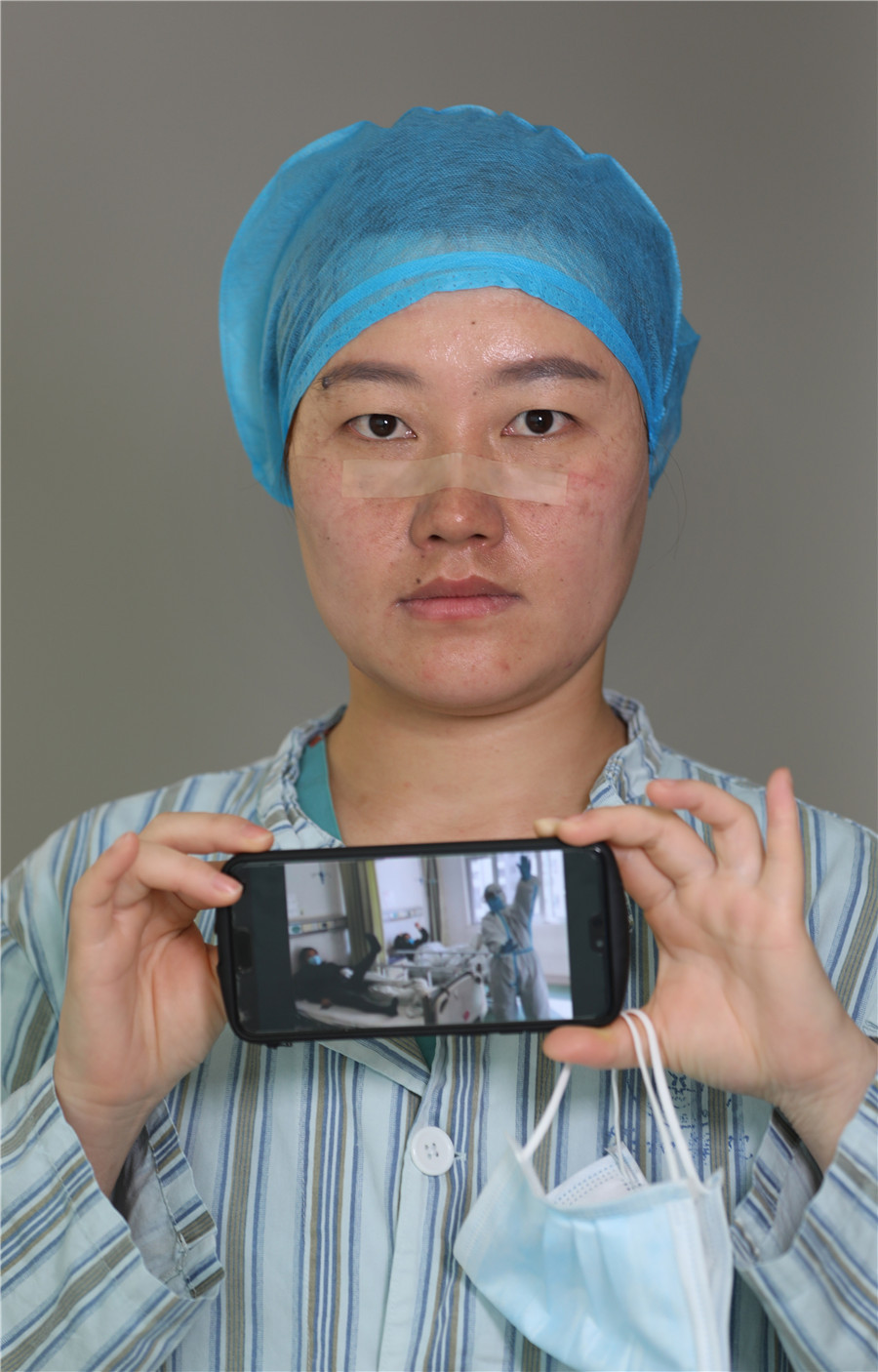 Hinh anh y bac si tuyen dau chong Covid-19 o Trung Quoc gay xuc dong-Hinh-4