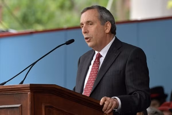 Hieu truong Dai hoc Harvard va vo mac Covid-19