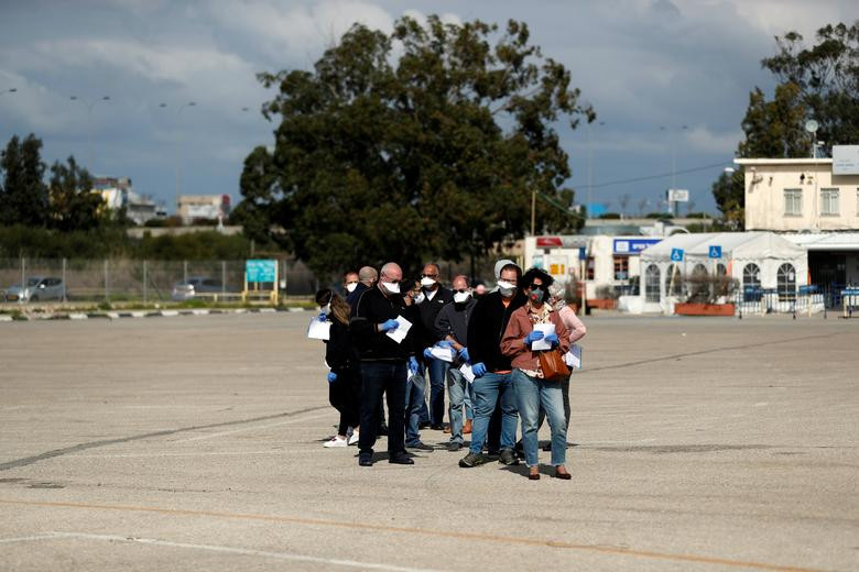 Một nhóm cử tri Israel xếp hàng gần điểm bỏ phiếu dành cho người bị cách ly ở Haifa.