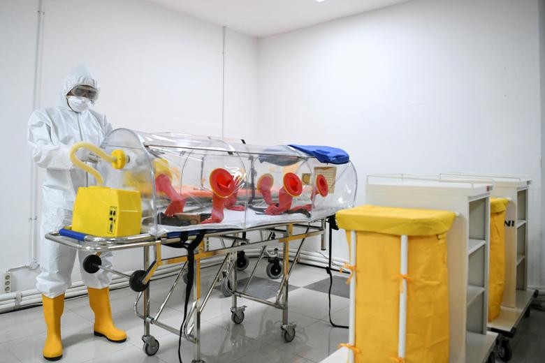 Tính đến sáng ngày 25/3, thế giới ghi nhận trên 417.600 ca mắc Covid-19 và hơn 18.600 người tử vong. Trong bối cảnh số lượng bệnh nhân nhiễm virus SARS-CoV-2 tăng cao, các quốc gia trên thế giới đã phải gấp rút xây bệnh viện dã chiến để điều trị cho họ. (Nguồn ảnh: Reuters)