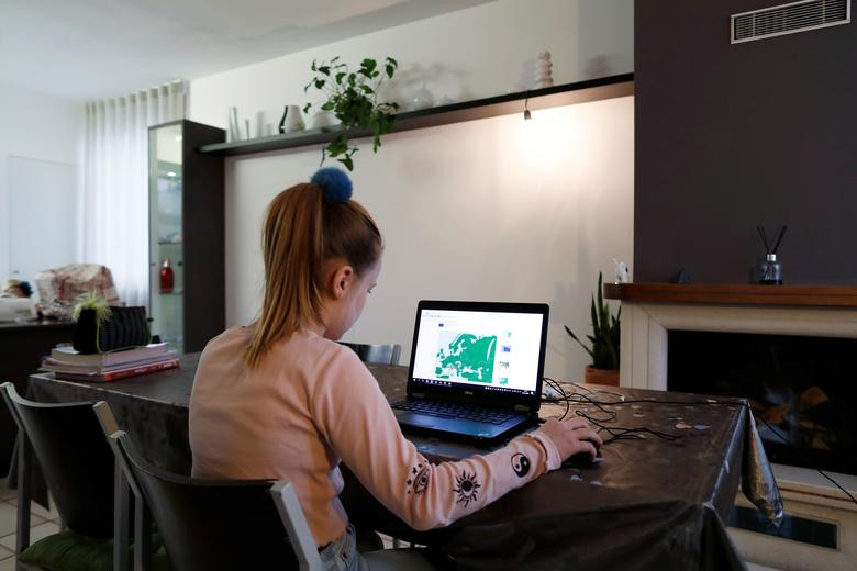 Nữ sinh Noemi sử dụng laptop để ôn bài đã được giáo viên của cô, Alessio Villarosa, chuẩn bị tại thị trấn Bareggio gần Milan, Italy, ngày 29/2.
